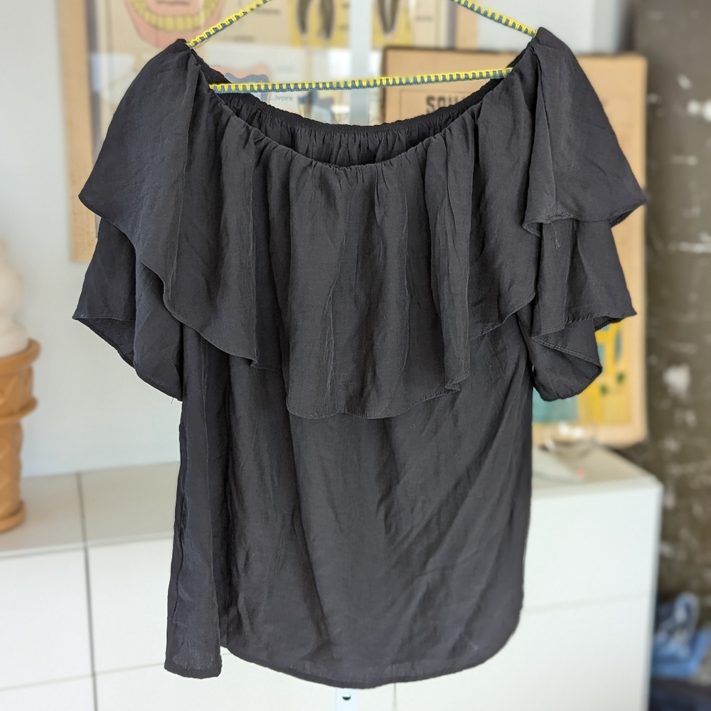 Off shoulder ruffle trim top L